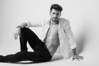 Yakışıklı model siyah ve beyaz fotoğraf