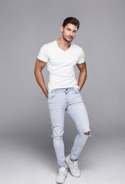 Yakışıklı adam beyaz t-shirt poz