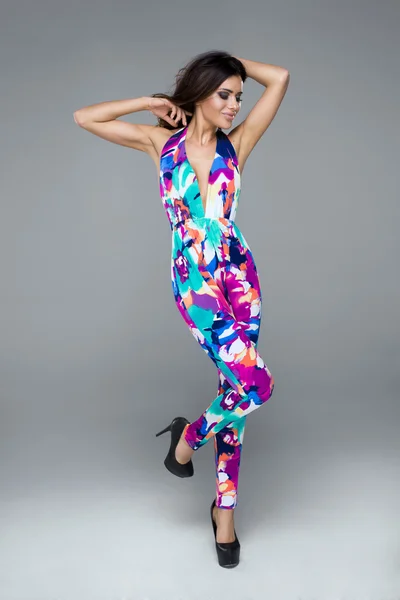 Modelo de moda con ropa multicolor — Foto de Stock