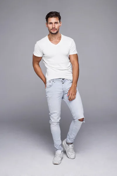 Hombre guapo posando en camiseta blanca —  Fotos de Stock