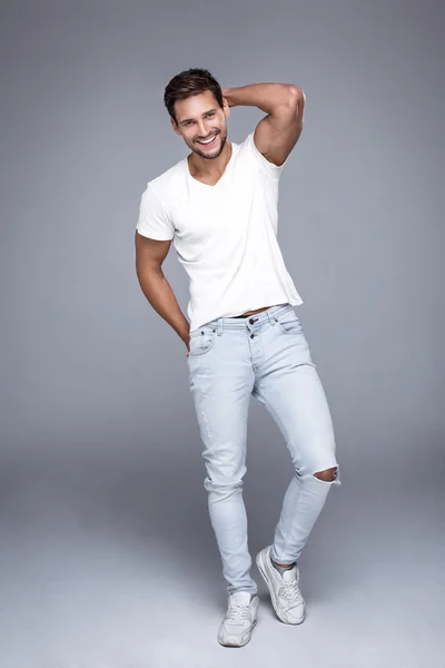 Hombre guapo posando en camiseta blanca —  Fotos de Stock