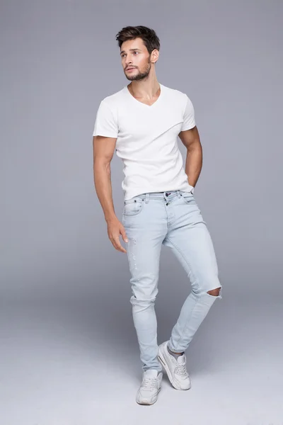 Beau homme posant en t-shirt blanc — Photo