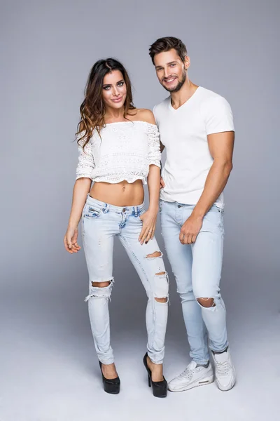 Sexy jeune couple en jeans — Photo