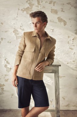 Moda model şık giysiler içinde poz