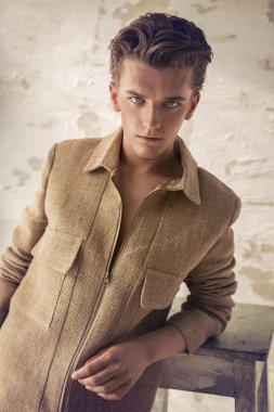 Moda model şık giysiler içinde poz
