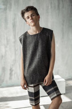 Moda model şık giysiler içinde poz