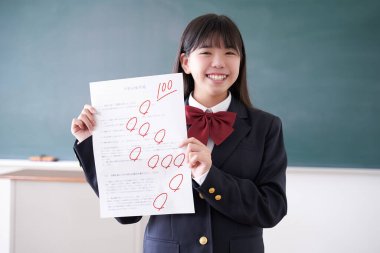 Sınavdan 100 puan alan Japon bir ortaokul öğrencisi.