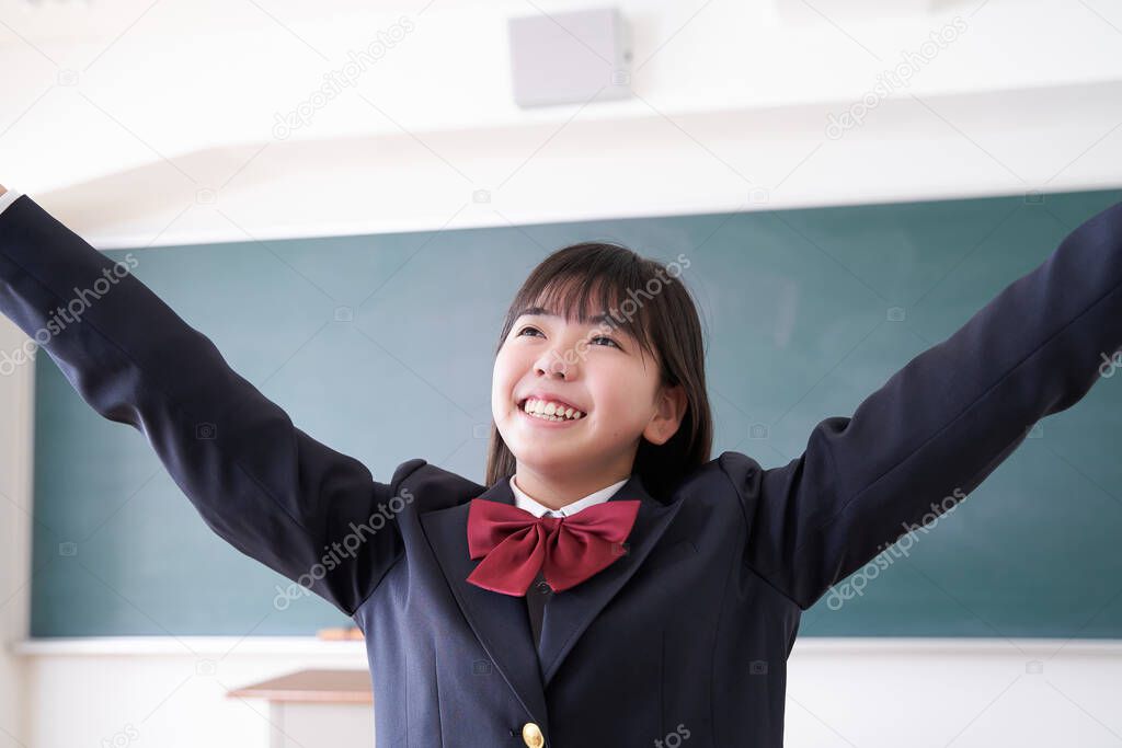 A Japanese junior high school girl who dances in the classroom