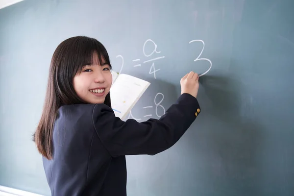 Japon Bir Ortaokul Öğrencisi Sınıfındaki Tahtaya Yazı Yazıyor — Stok fotoğraf