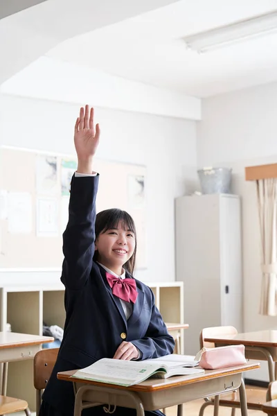 Japon Bir Ortaokul Öğrencisi Sınıfta Elini Kaldırıyor — Stok fotoğraf