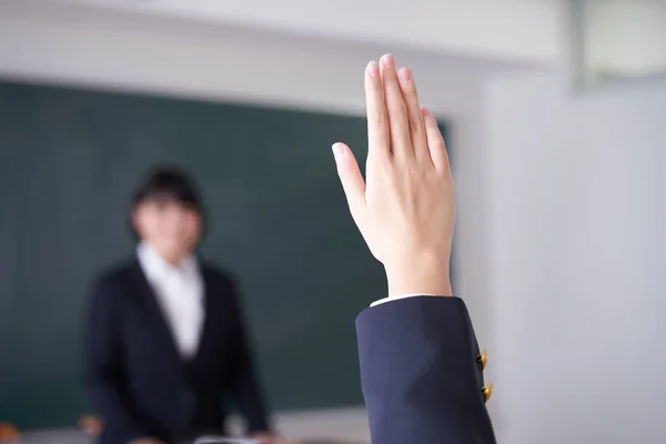 Japon Bir Ortaokul Öğrencisi Sınıfta Elini Kaldırıyor — Stok fotoğraf