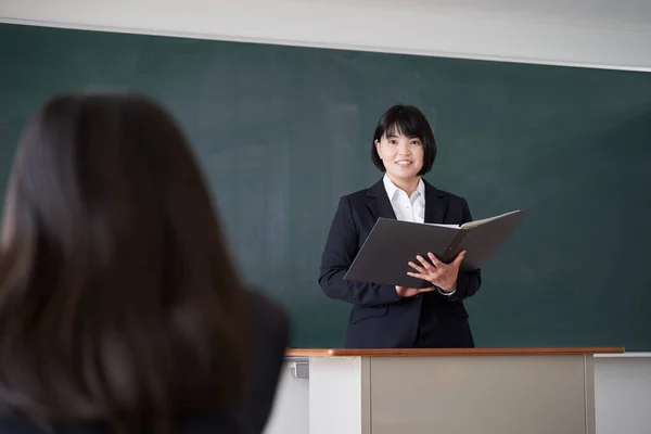 Bir Japon Bayan Öğretmen Sınıftaki Bir Öğrenciye Sorar — Stok fotoğraf