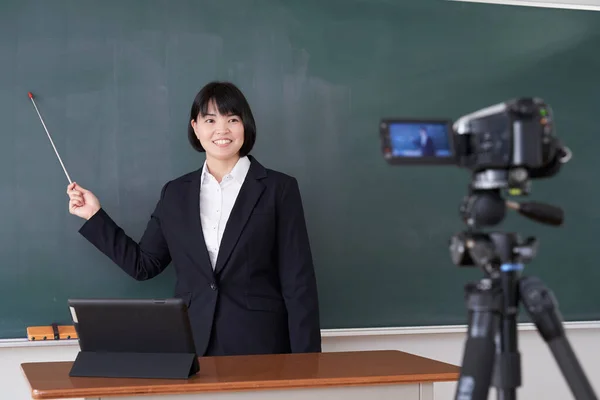 Bir Japon Bayan Öğretmen Sınıfında Online Bir Dersi Filme Alıyor — Stok fotoğraf