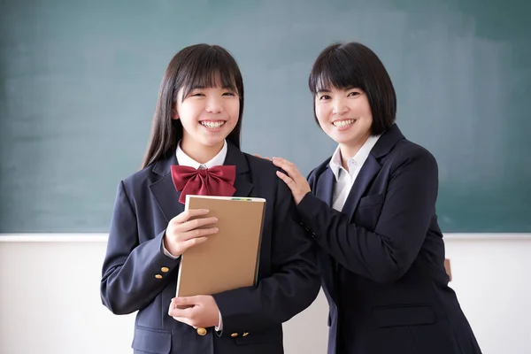 Japansk Skolflicka Och Hennes Lärare Står Klassrummet Med Ett Leende — Stockfoto