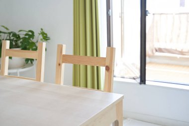 Odayı kapat ve pencereden içeri ışık girsin.