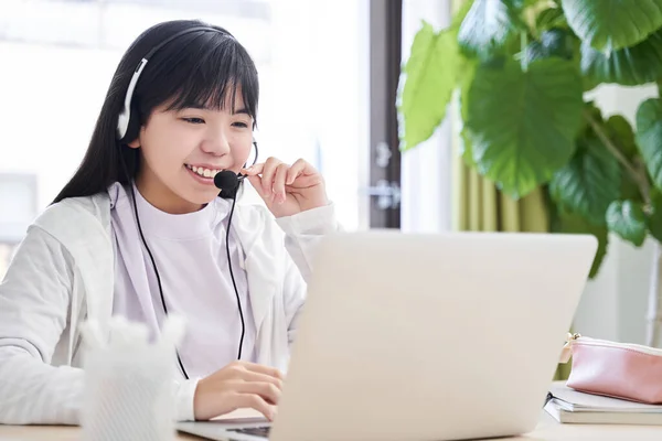 Japanese Junior High School Girl Attending Online Lecture Her Living — Stock Photo, Image