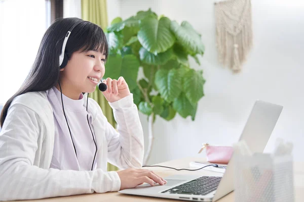Japanese Junior High School Girl Attending Online Lecture Her Living — Stock Photo, Image
