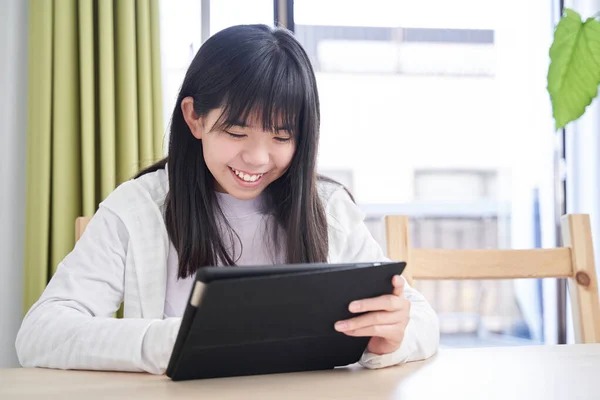 Niña Japonesa Secundaria Viendo Una Tableta Sala Estar — Foto de Stock