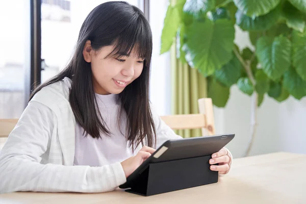 Niña Japonesa Secundaria Viendo Una Tableta Sala Estar — Foto de Stock