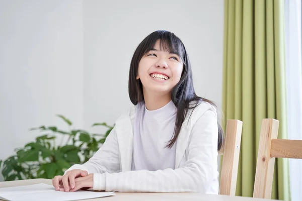 Una Chica Japonesa Secundaria Vuelta Con Una Sonrisa Salón — Foto de Stock