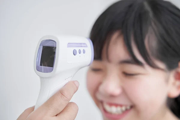 Japanese Junior High School Girl Taking Her Temperature Non Contact — Stock Photo, Image