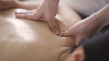 Japon kadın estetik bir salonda kürek kemiği akapupresi yaptırıyor.