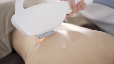 Japon kadınlar estetik bir kuaförde sırt kıllarını temizliyor.