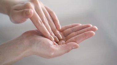 Japon estetisyen, gerekli yağları elle yayıyor.