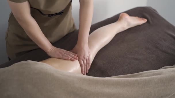 Mulher Japonesa Recebendo Uma Massagem Nos Pés Salão Estético — Vídeo de Stock