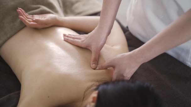 Mujer Japonesa Recibiendo Acupresión Escapular Salón Estético — Vídeos de Stock