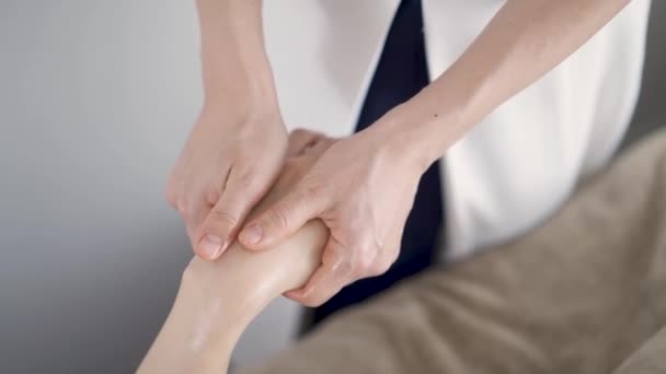Donna Giapponese Che Riceve Massaggio Alle Mani Salone Estetico — Video Stock
