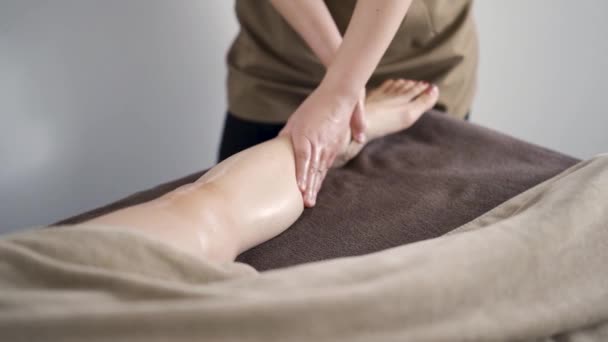 Mulher Japonesa Recebendo Uma Massagem Nos Pés Salão Estético — Vídeo de Stock