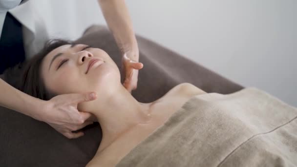 Japanese Woman Receiving Neck Massage Aesthetic Salon — Stock Video