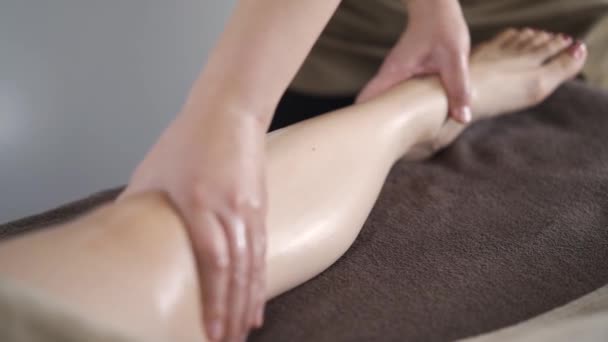 Mulher Japonesa Recebendo Uma Massagem Nos Pés Salão Estético — Vídeo de Stock