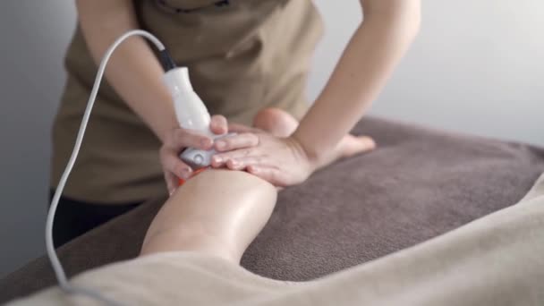 Japonská Žena Oteplování Její Nohy Salonu Krásy — Stock video