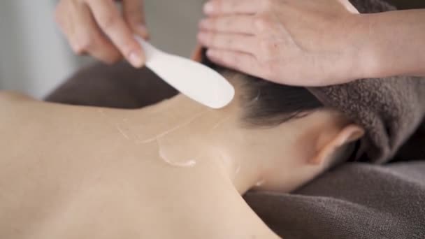 Mujer Japonesa Aplicando Gel Enfriamiento Para Depilación Cuello Salón Belleza — Vídeo de stock