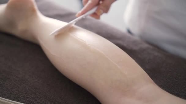 Mulher Japonesa Aplicando Gel Resfriamento Para Remoção Cabelo Nas Pernas — Vídeo de Stock
