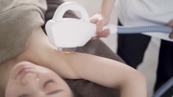 日本女人在美容院做腋下脱毛手术 — 图库视频影像