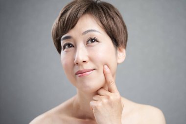 Cilt hastalığına önem veren orta yaşlı Japon kadın.