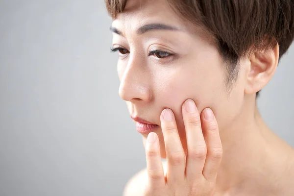 Mulher Japonesa Meia Idade Que Preocupa Com Condição Pele — Fotografia de Stock