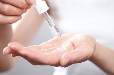 Orta yaşlı Japon kadın elinde güzellik kokusu taşıyor.