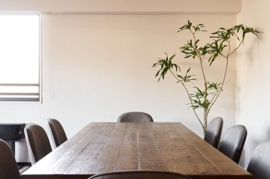 Eski kahverengi ahşap masalı toplantı odası