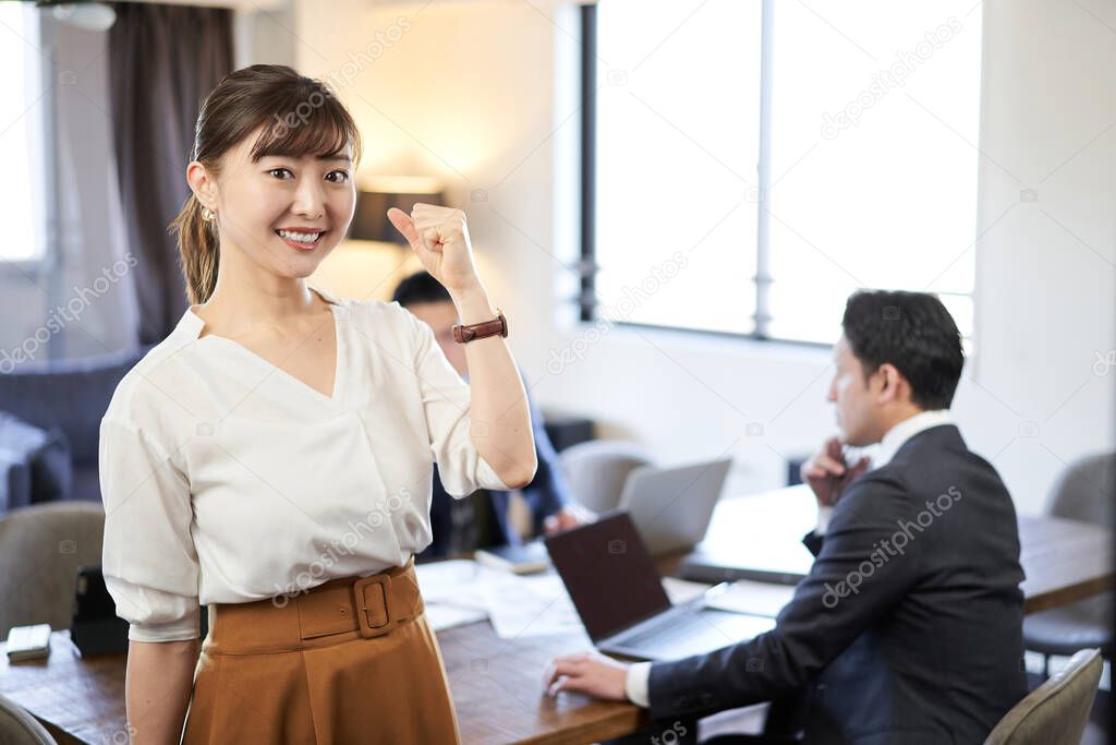 A woman doing a guts pose at an English conversation meeting between Asians and Latins