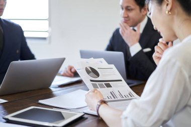 Bakın Asyalı kadın iş kadını