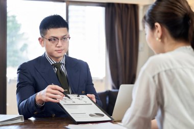 Asyalı erkek işadamı iş planını açıkladı