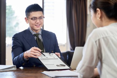 Asyalı erkek işadamı iş planını açıkladı