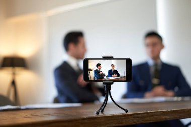 İş konuşması. Bir iş adamı video çekiyor.