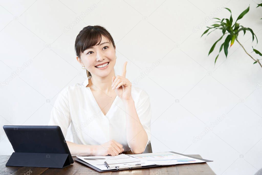 Asian business woman who comes up with ideas at work