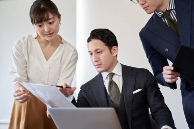 Patron Latin işadamı emrindekilerin durumunu kontrol ediyor.