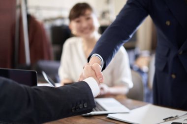 Asyalı erkek işadamı el sıkışıyor